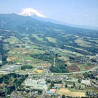 愛鷹山麓の沼津高専と富士山