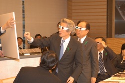 Photo: The then Prime Minister Koizumi and Minister Matsuda (Minister of State for Science and Technology Policy) view the 3D image from the Advanced Land Observing Satellite "Daichi".